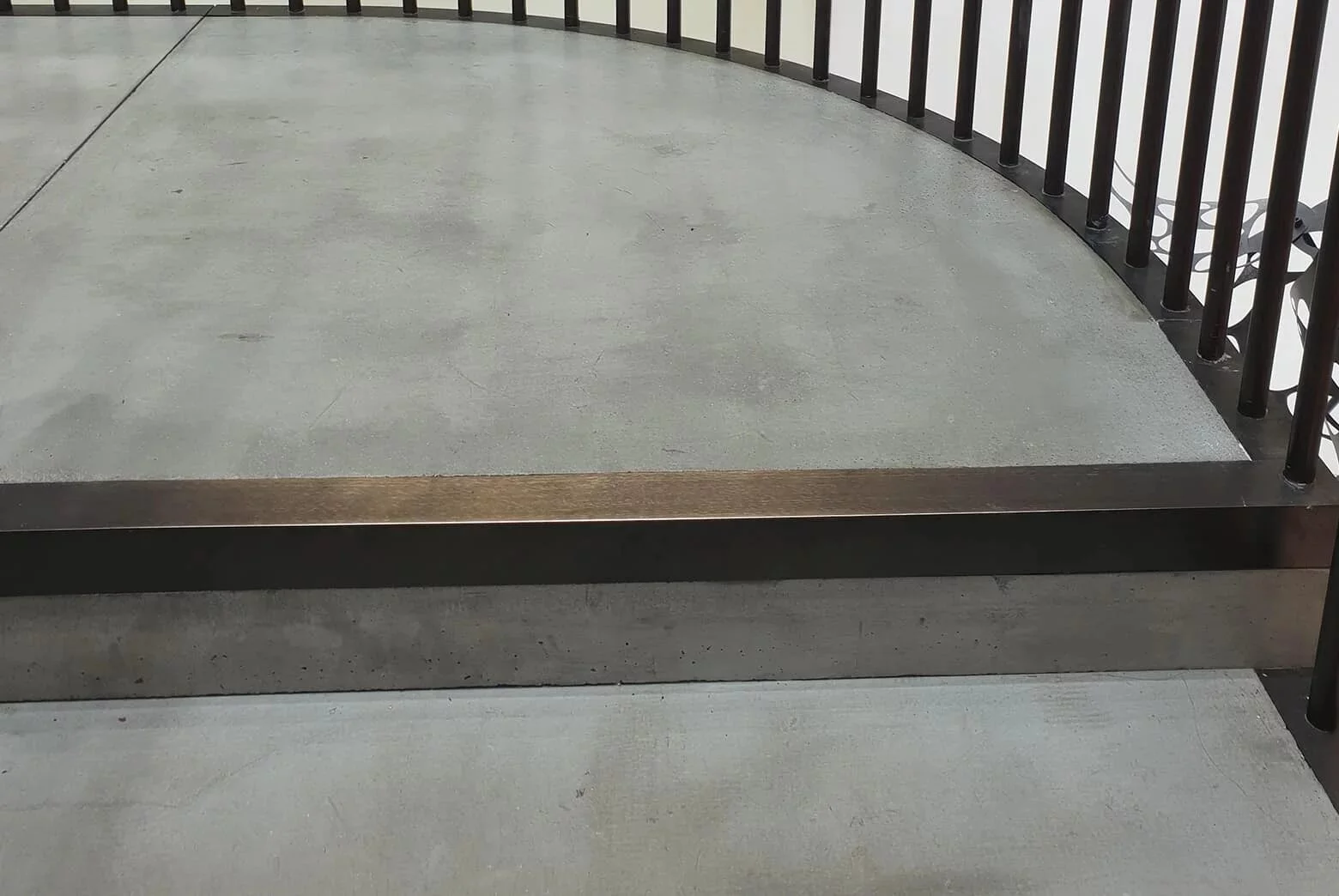 zbliżenie na stopień schodów betonowych